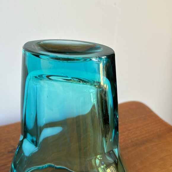 Heavy handblown MCM glass vase. Blue/teal color. - Picture 6 of 7
